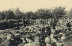 501113 Afbeelding van de begrafenisplechtigheid van gesneuvelde leden van de B.S. (Binnenlandse Strijdkrachten) op de ...